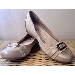 Baretraps Women's 7.5 Markie Beige Round Toe Flats FLAW